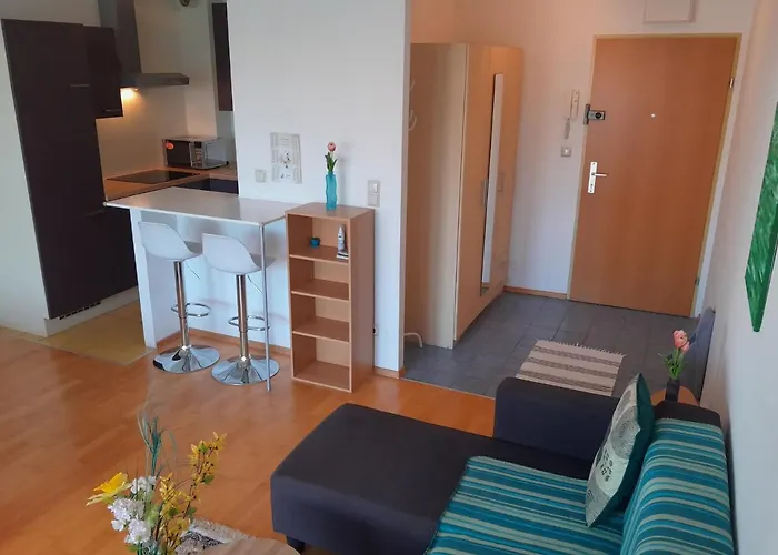 Serviced With Sunny Balcony Apartmán