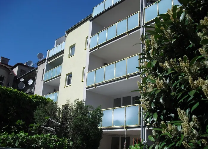 Serviced With Sunny Balcony *