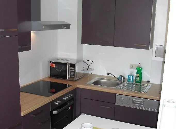 Serviced With Sunny Balcony Apartmán